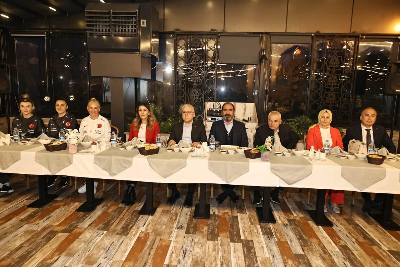 Milli Takıma Moral Verdiler