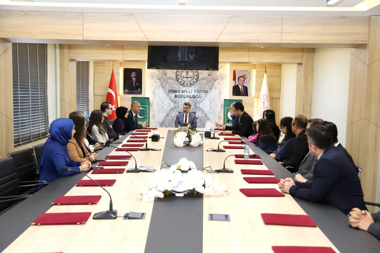 Sivas’ta Öğrenciler Ödüllerini Aldı