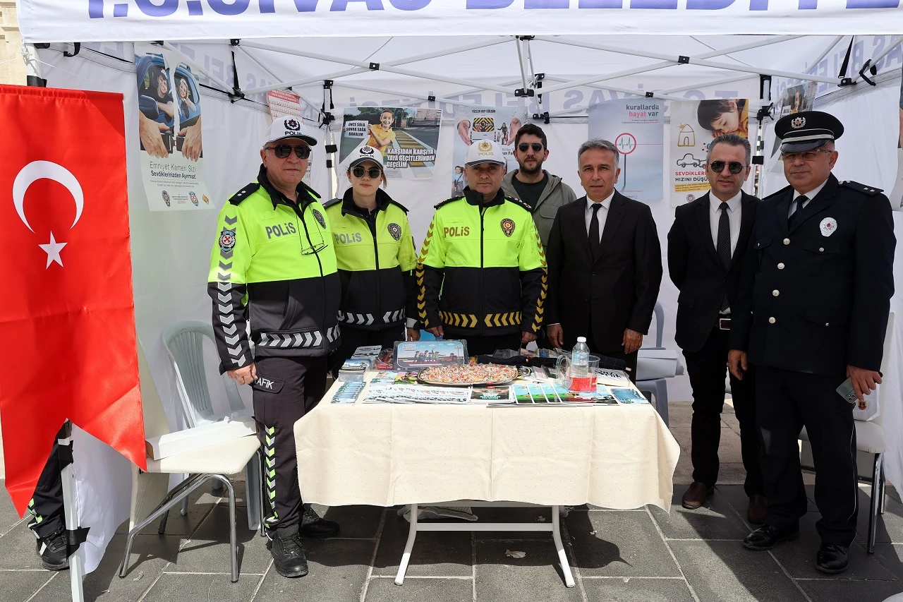 Polisler tanıtım standı açtı