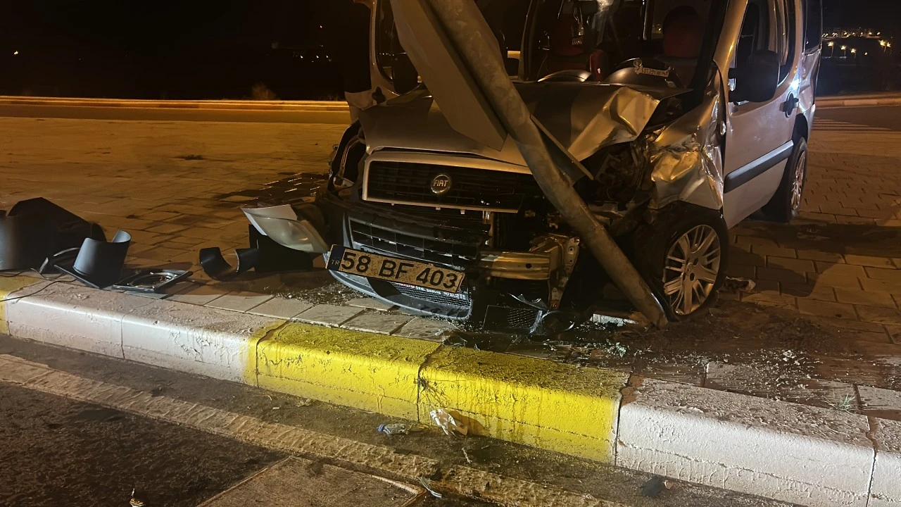 Sivas'ta Kavşakta Feci Kaza: 3 Yaralı