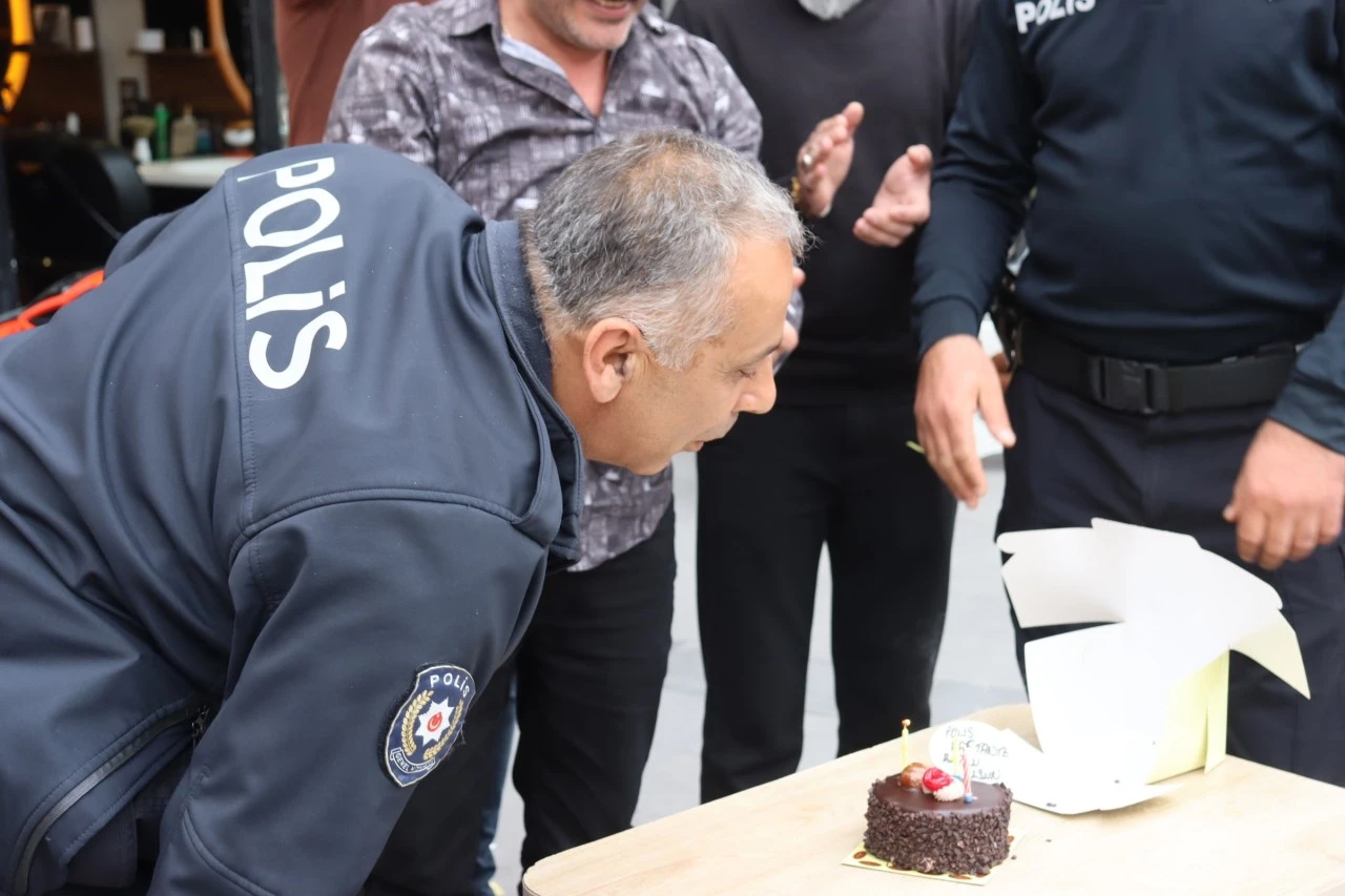 Polise Pastalı Sürpriz