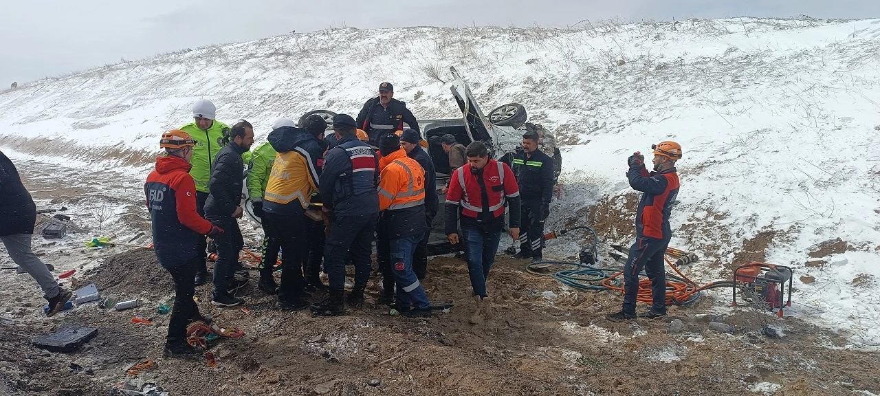 Sivas’ta Kontrolden Çıkan Araç Devrildi: 3 Kişi Yaralandı