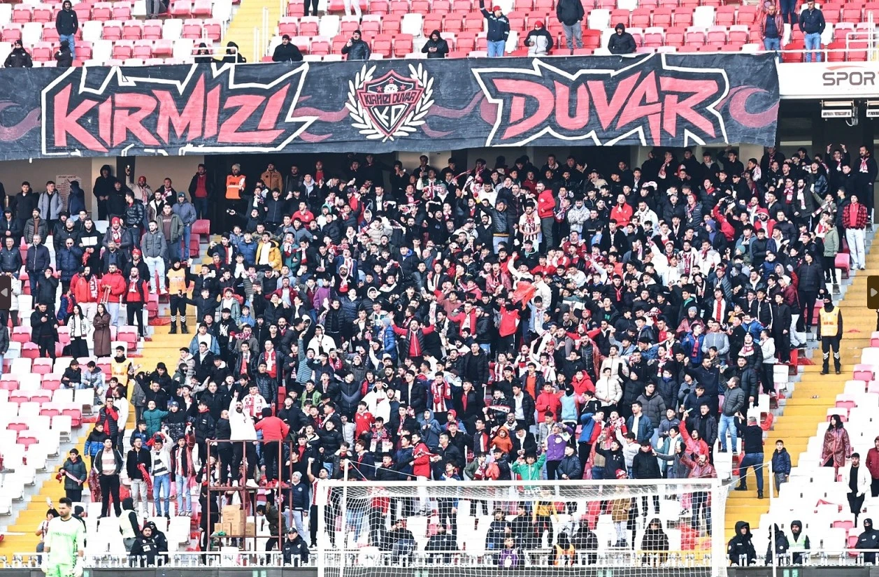 Kırmızı Duvar Taraftar Grubu Uyardı!