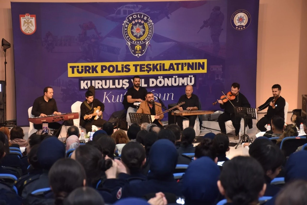Sivas'ta Polisler Konserle Coştular