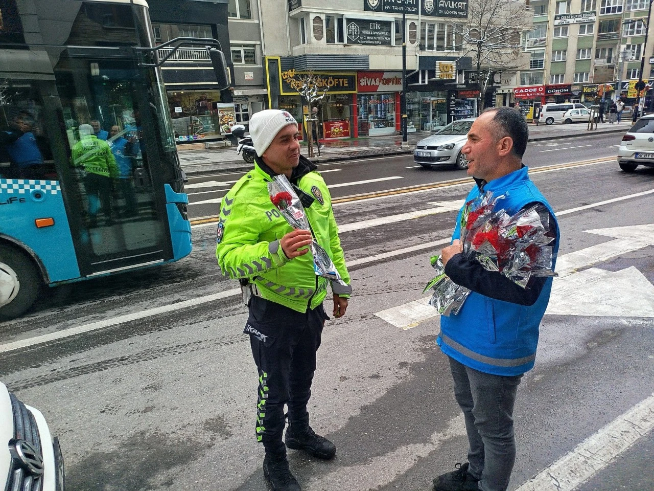 Görev Başındaki Polislere Karanfil