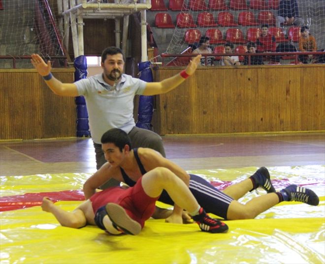 8 GÜREŞÇİ FİNALLERE YÜKSELDİ