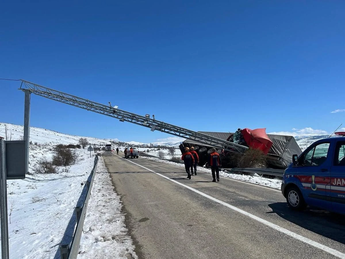 Sivas'ta TIR Bariyerlerde Asılı Kaldı, Sürücüyü AFAD Kurtardı