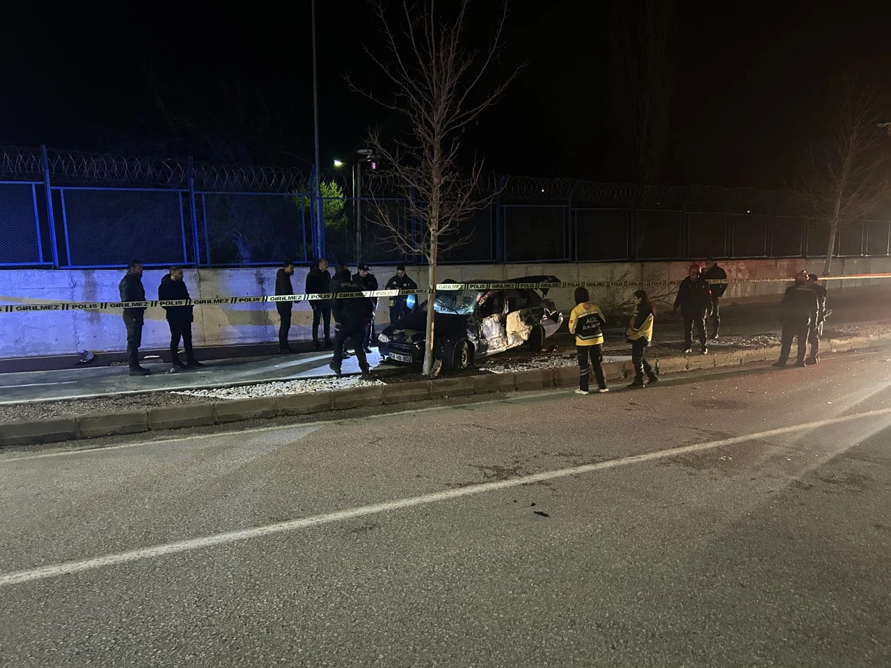 Sivas'ta Feci Kaza Ağaca Çarpan Otomobilde Sürücü Öldü