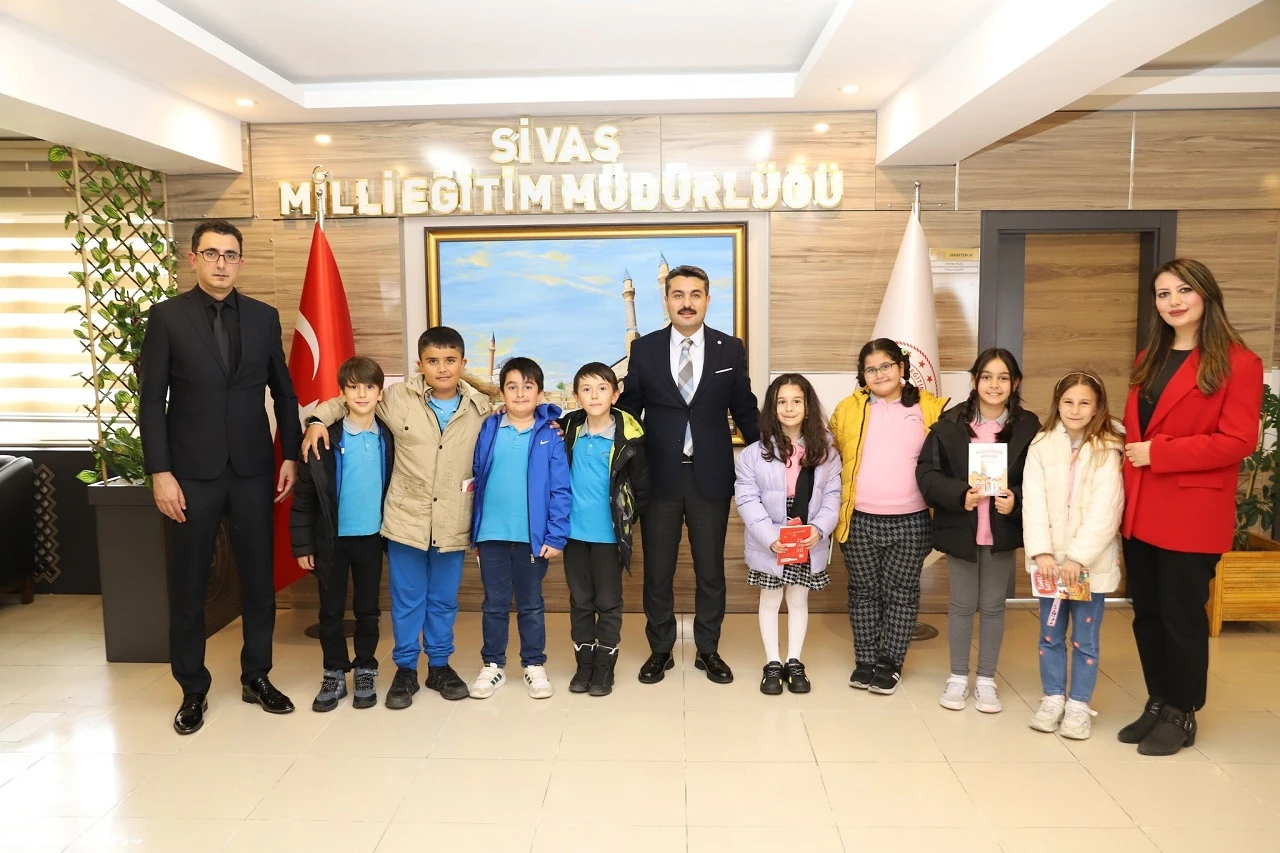 Sivas'ta Minik Öğrenciler Kitap Çıkardı, Müdüre Hediye Etti