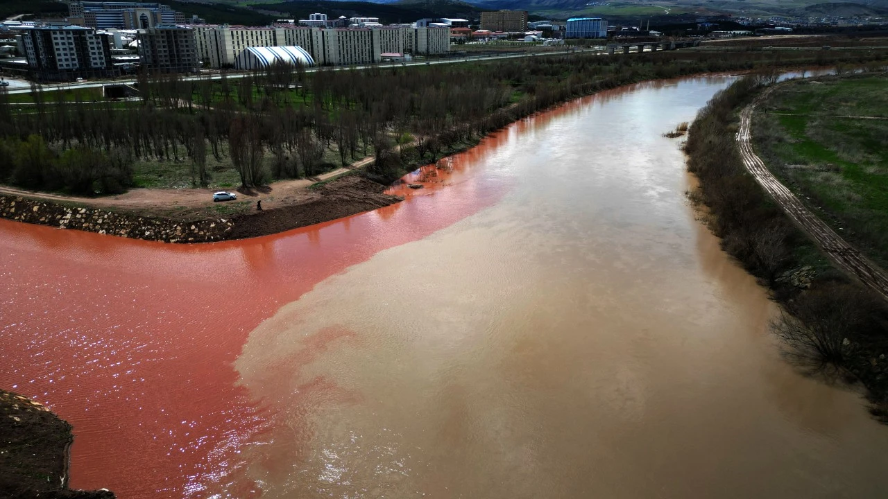 Sivas'ta Kızılırmak'ın Rengine 'Fadlum' Etkisi