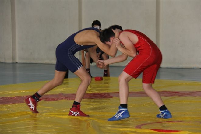 GÜREŞTE 13-14 YAŞ İL BİRİNCİLİĞİ