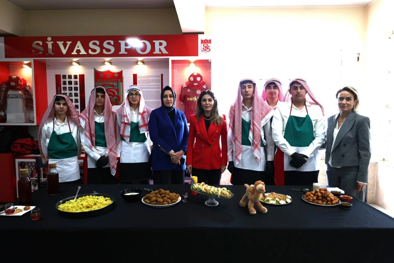 Sivas’ta Öğrenci Ve Velilerden Yemek Festivali