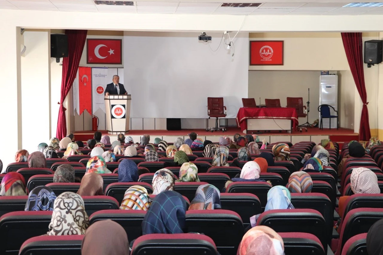 Sivas’ta Kurs Öğreticileri Bilgilendirildi