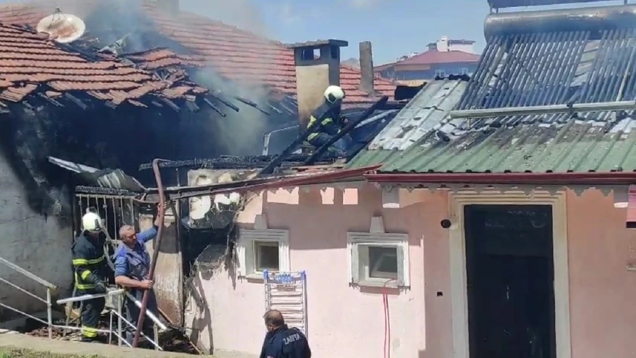 Sivas'ta Çatı Yangını Binaya Sıçradı