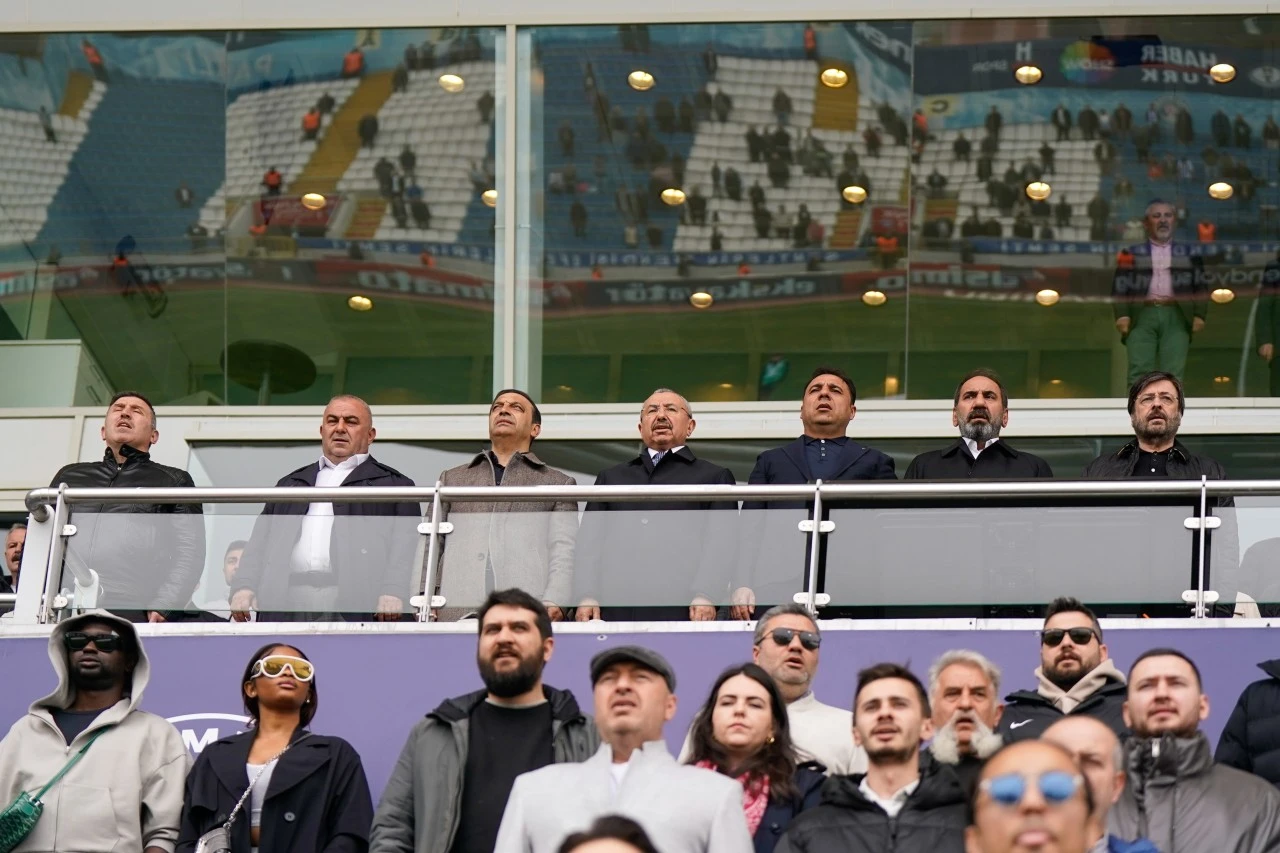 Mecnun Otyakmaz, Kasımpaşa - Sivasspor maçını tribünden takip etti   