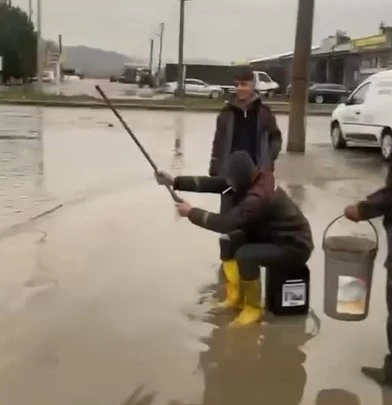 Sivas’ta Göle Dönen Sanayide Balık Avı