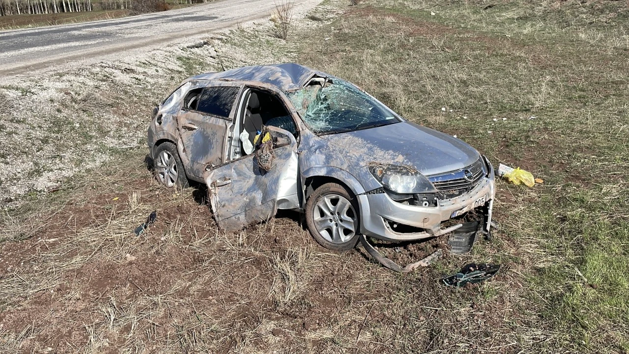 Sivas'ta Araç Tarlaya Uçtu: 1’i Ağır 5 Yaralı