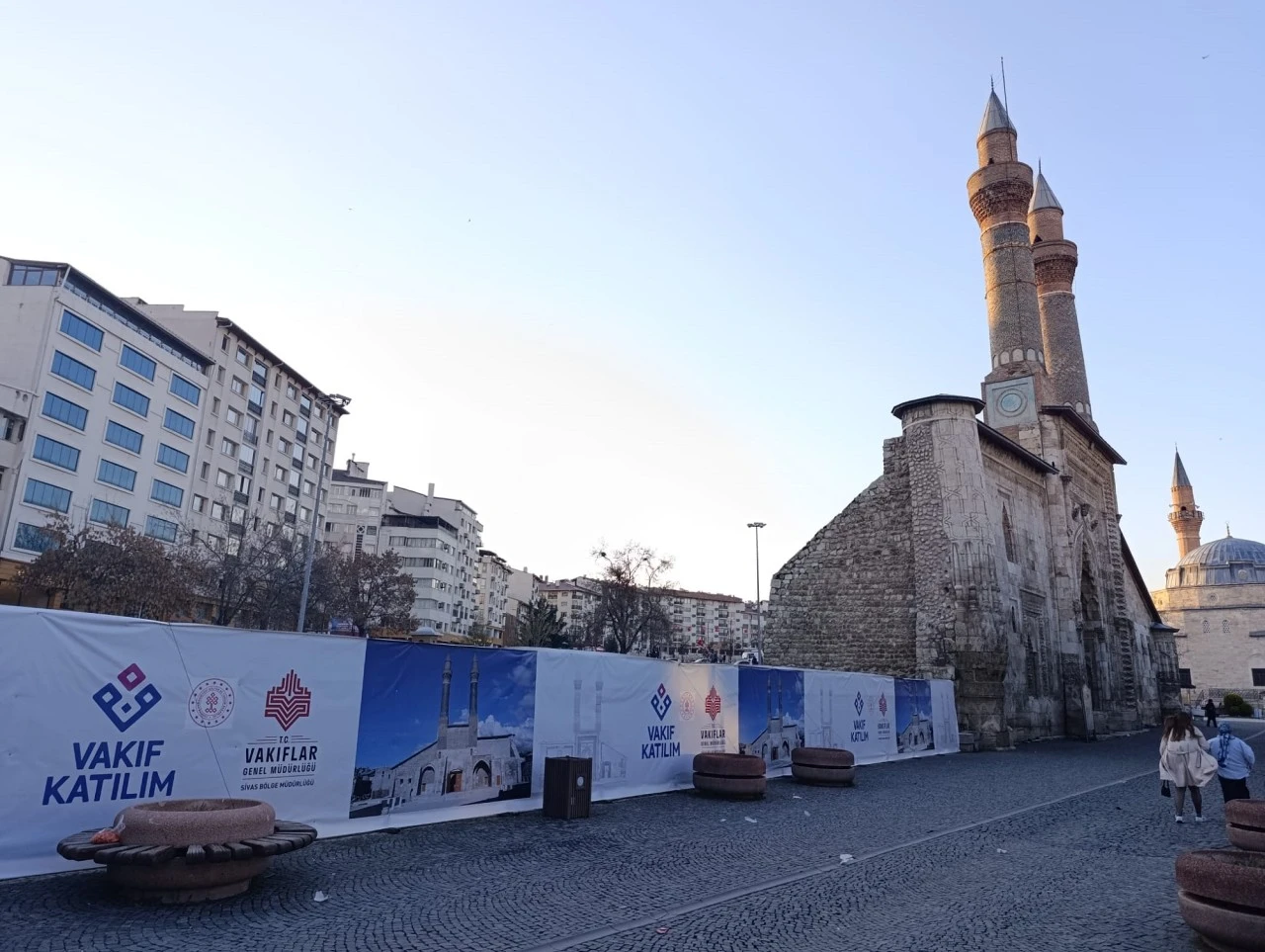 Çifte Minareli Medrese’nin Avlusu Yeniden İnşa Ediliyor