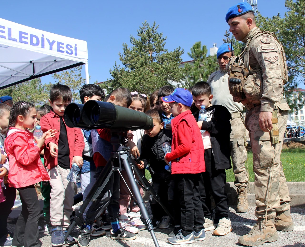 Jandarmadan Çocuklara Jest, 1600 Çocuğu Ağırladı