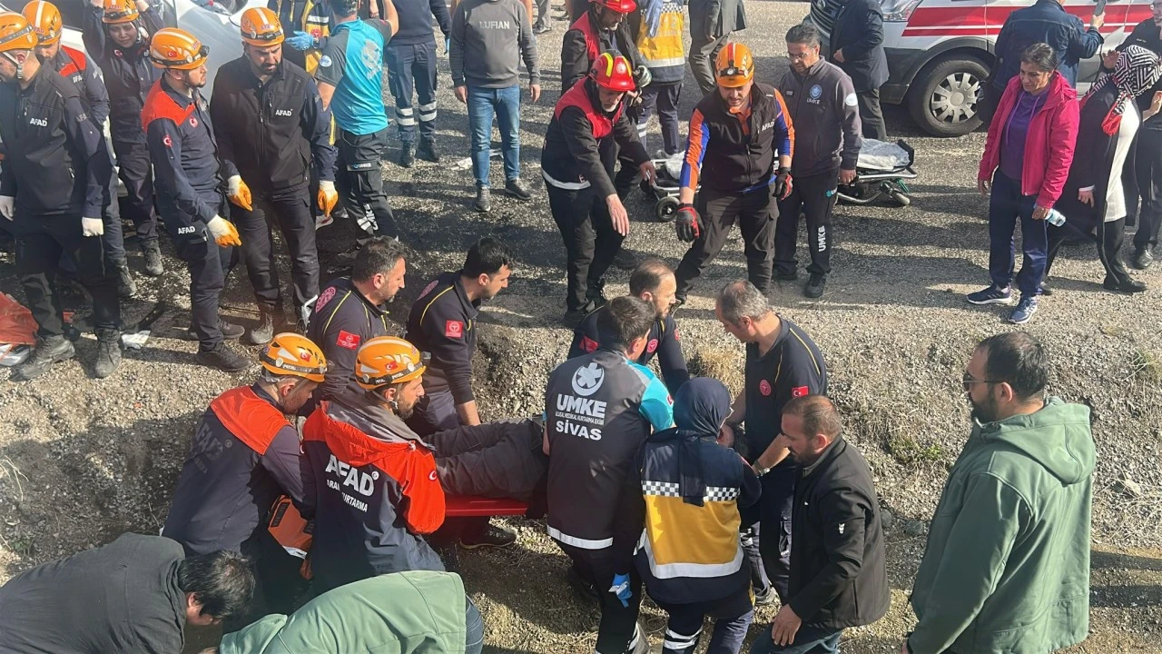 Sivas'ta Minibüs İle Otomobil Çarpıştı: 1 Ölü, 17 Yaralı