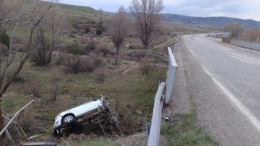 Sivas'ta Otomobil Köprüden Uçtu: 2 Yaralı