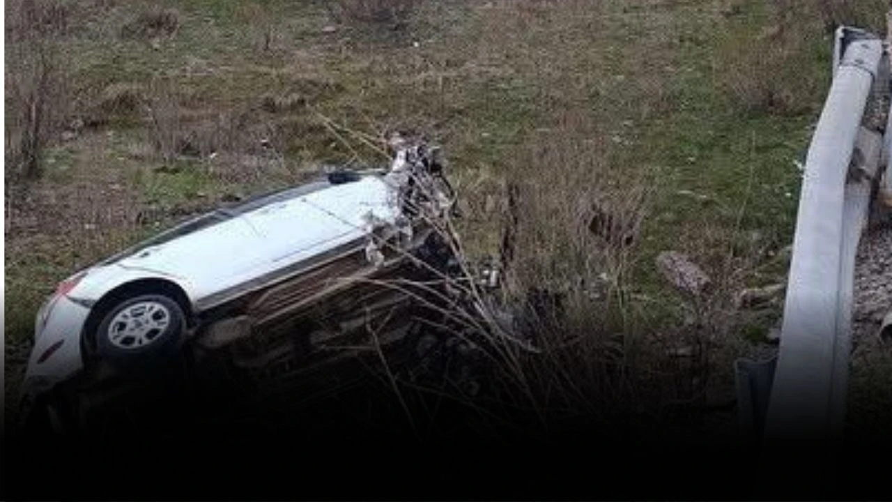 Sivas'ta Otomobil Köprüden Uçtu:2 Yaralı