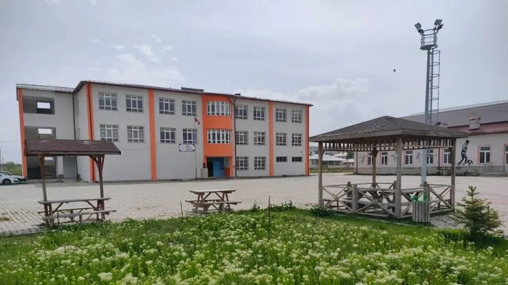 Çocuk Bayramı'nda Sivas'ta Skandal! 13 Yaşındaki Öğrenci Öğretmeni Tarafından Darp Edildi!