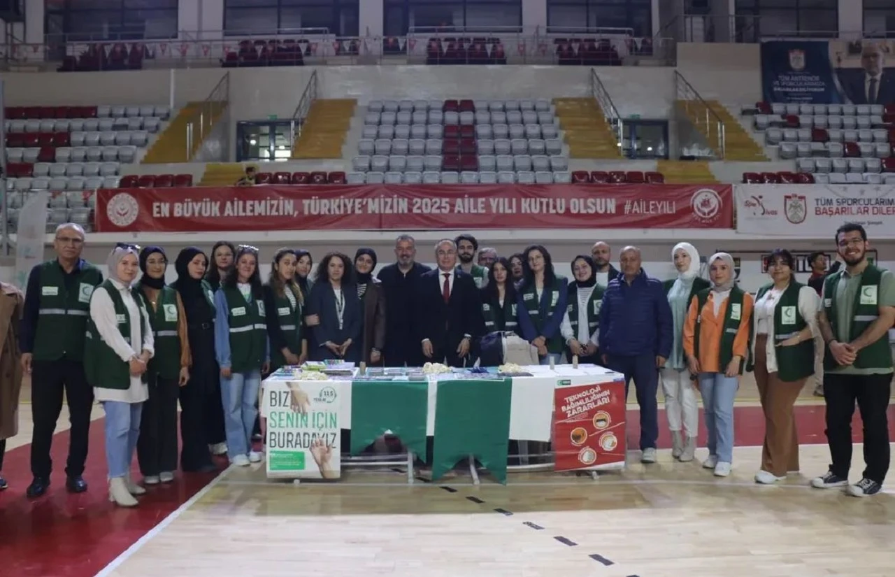Sivas'ta Yeşilay Gönüllüleri Öğrencilerle Etkinlik Yaptı