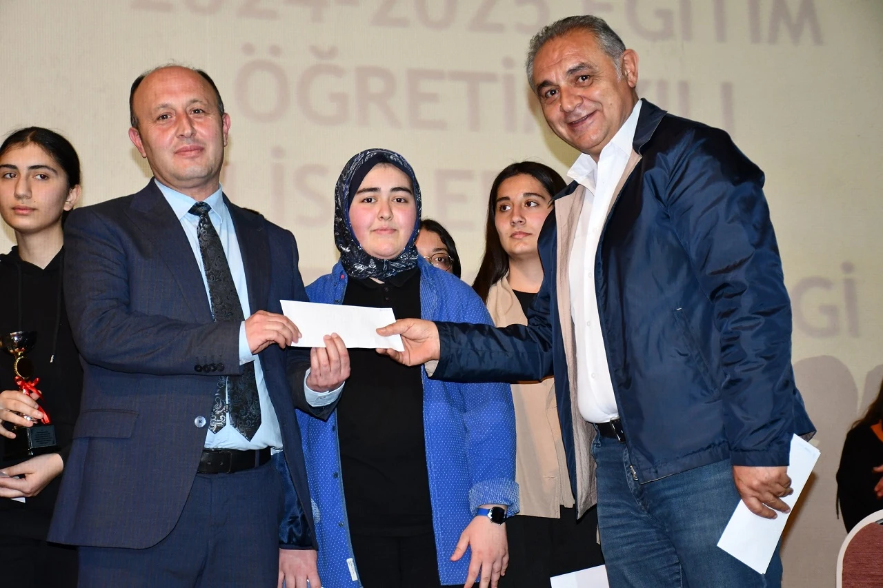 Belediye Başkanı Öğrencilerin Yanında