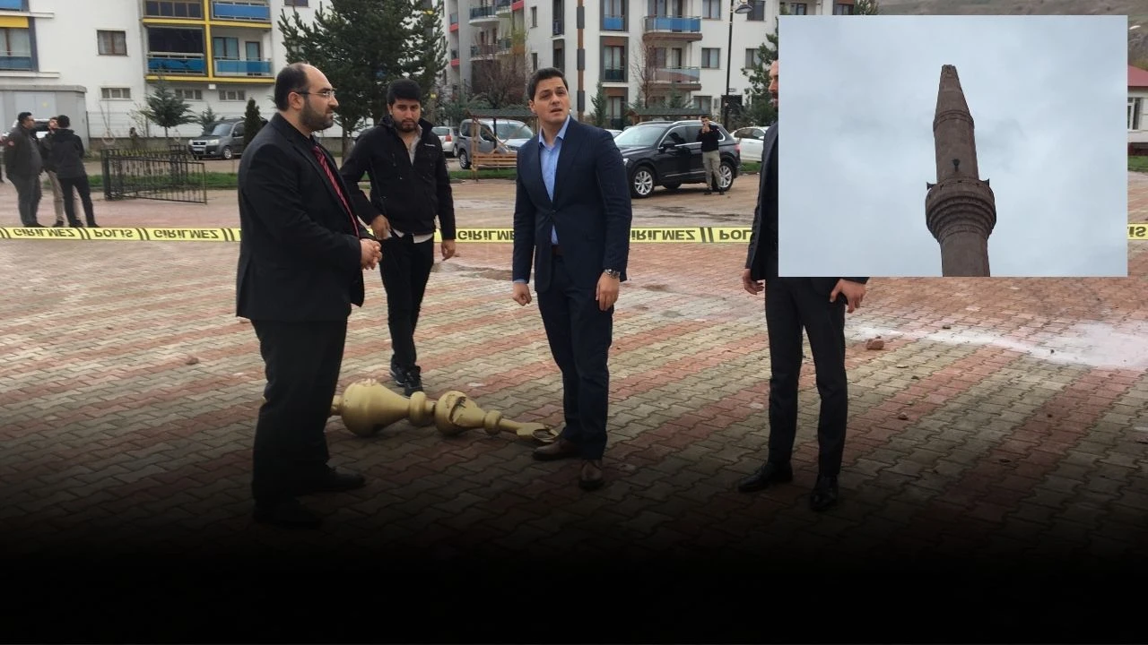Sivas'ta Minareye Yıldırım Düştü