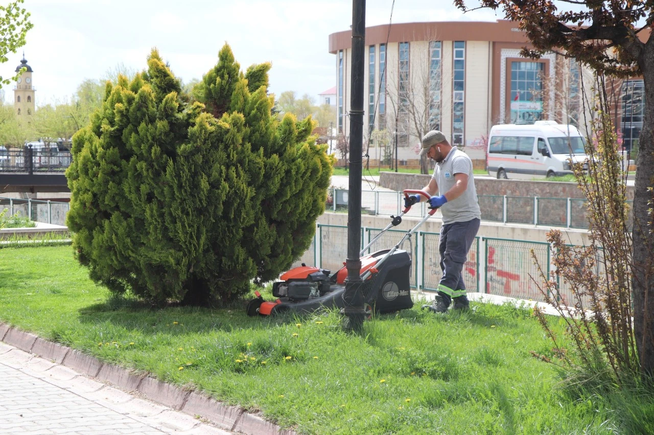 Belediye yol ve çevre düzenleme çalışmalarını sürdürüyor