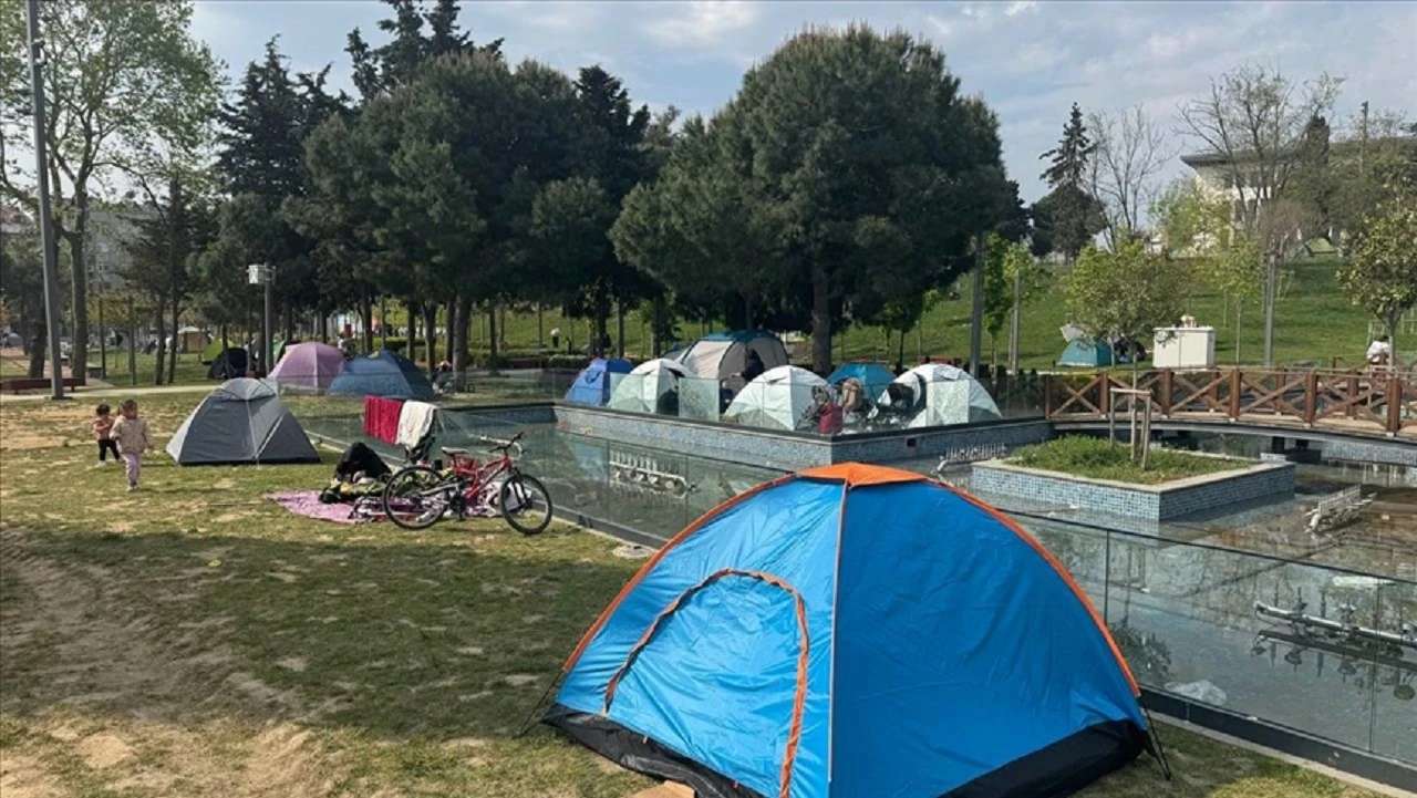 Vatandaşlar parklarda kalmaya devam ediyor