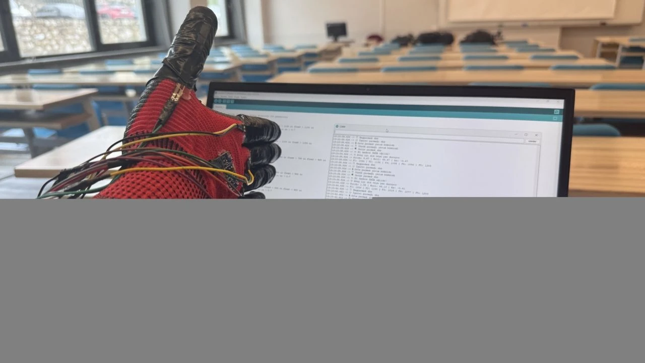 Engelli bireyler için "akıllı iletişim eldiveni"