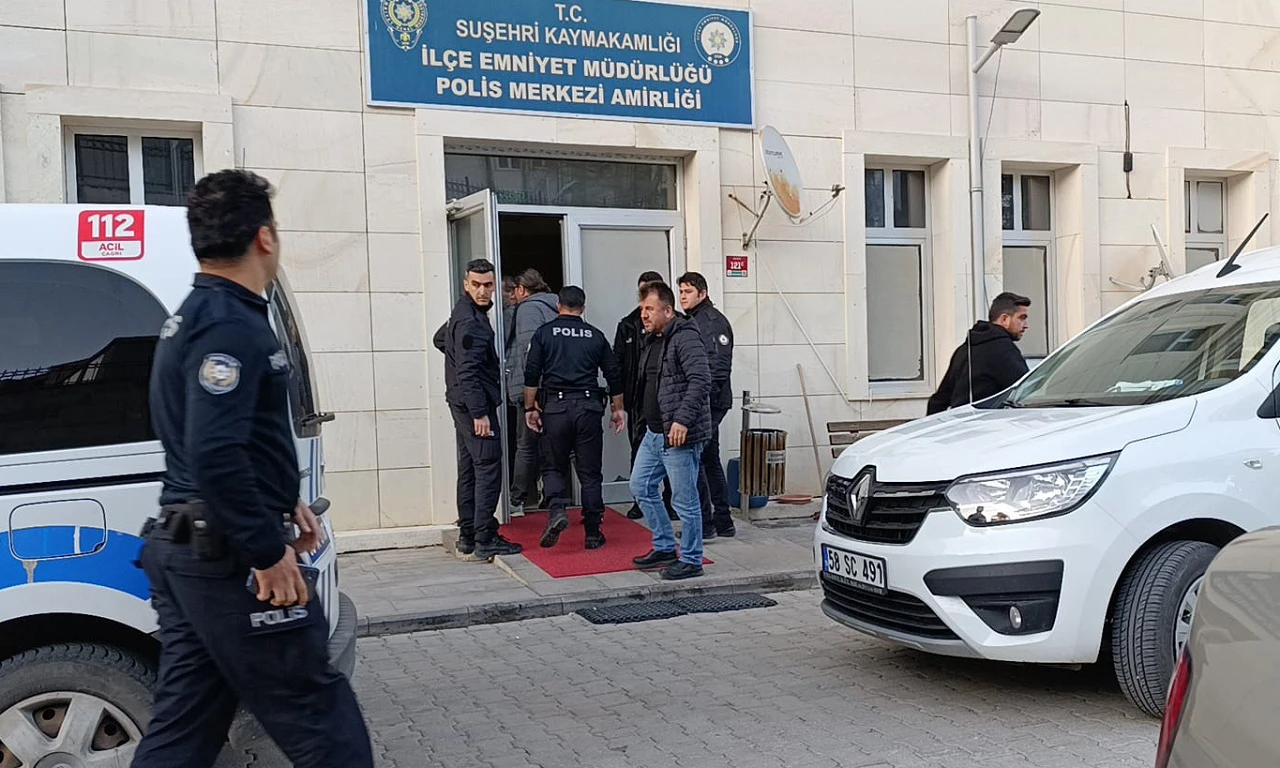 Markete Silahla Saldıran Şahıslar Sivas'ta Yakalandı