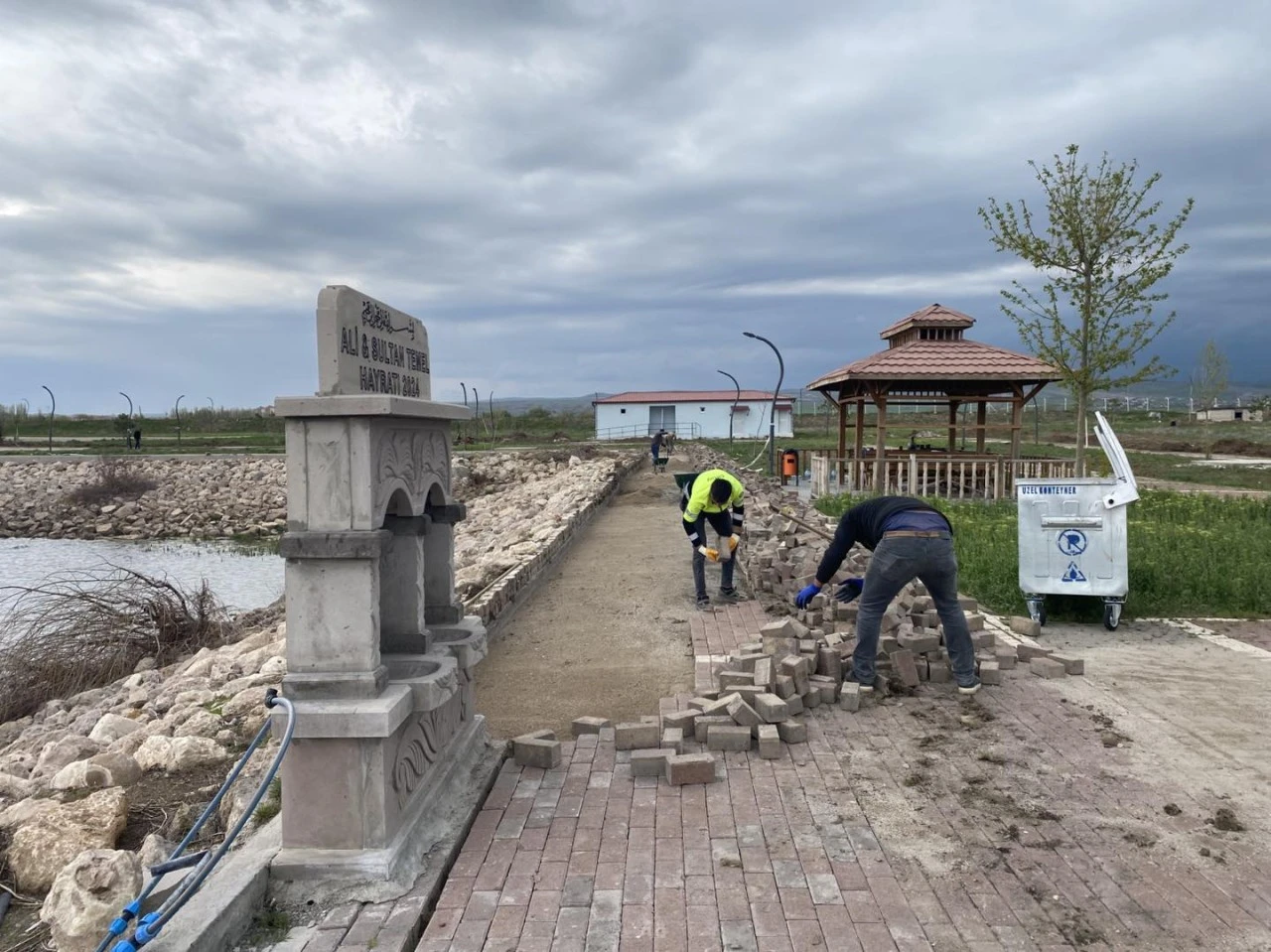 Yeni Yapılan Millet Bahçesinde Çalışmalar Sürüyor