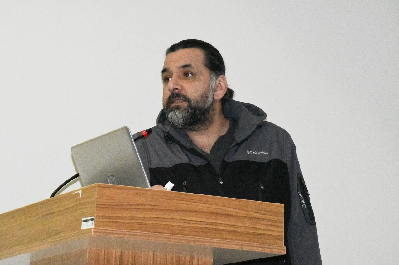 Bir ilimiz diken üstünde