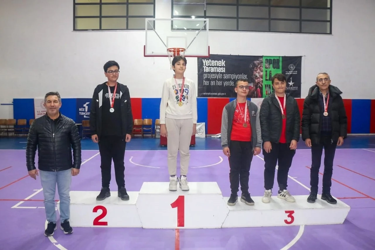 Satranç Turnuvasının Başarılı Sporcularına Madalya