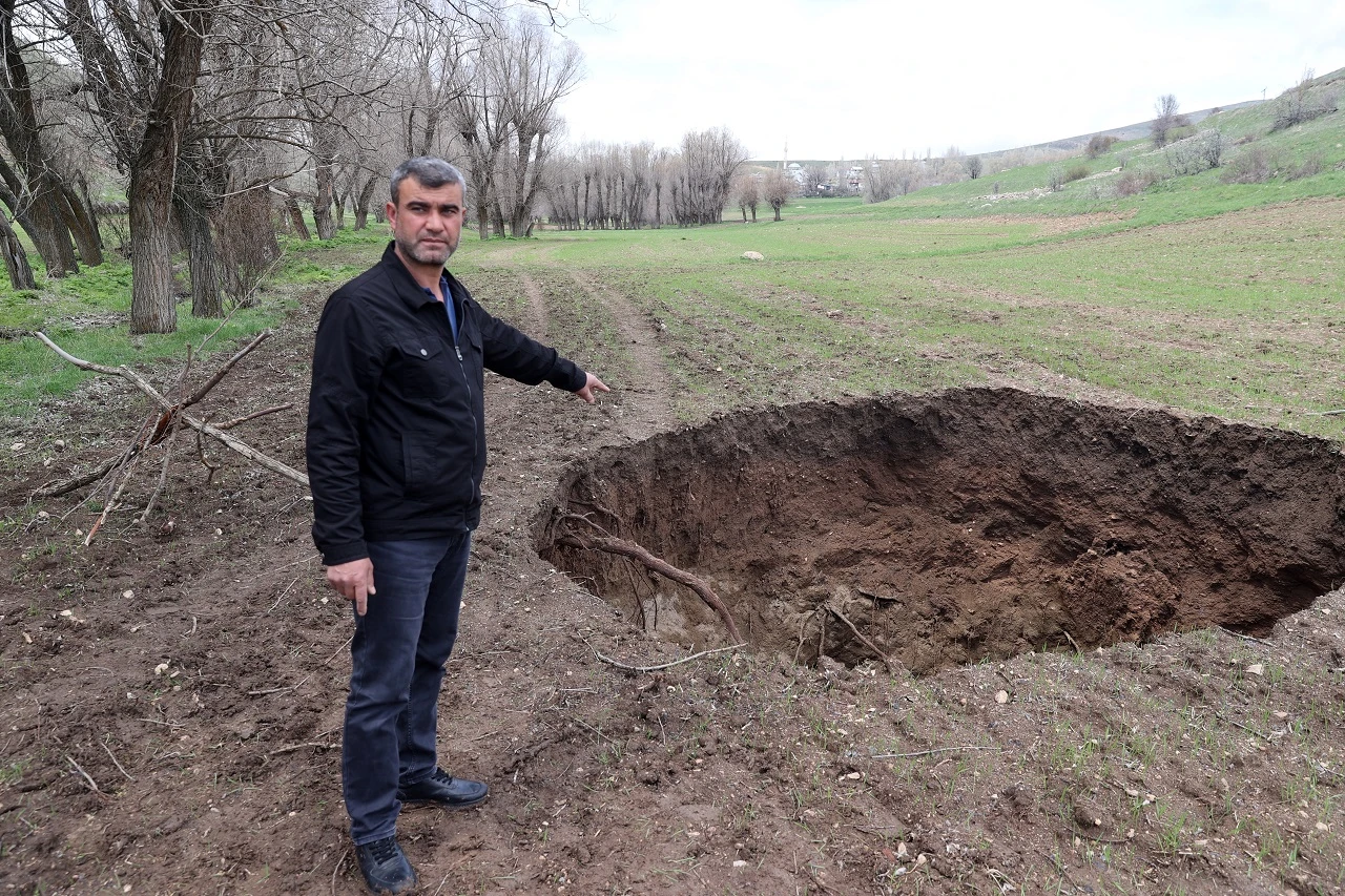 Sivas\'ta 7 Metrelik Obruk Endişe Yarattı