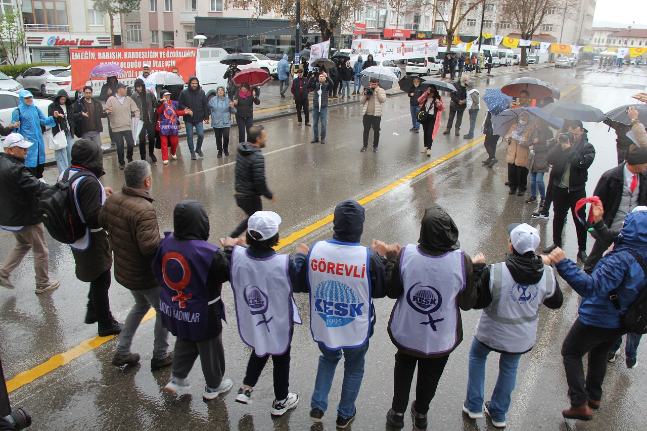 Sivas'ta Yağmur Altında Halaylı 1 Mayıs