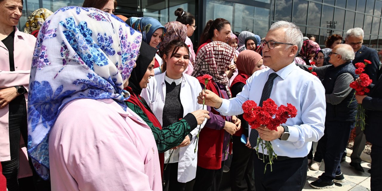 Sivas Valisinden Emekçilere Karanfil