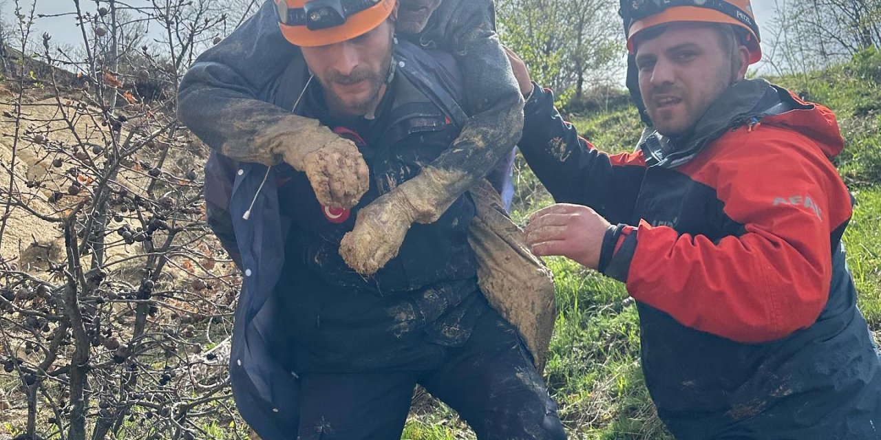 Sivas'ta AFAD Kurtardığı Yaşlı Adamı Sırtında Taşıdı