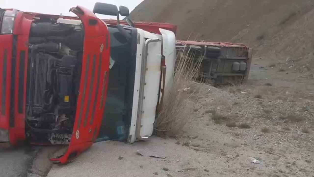 Sivas Yolunda Beyaz Eşya Yüklü TIR Devrildi