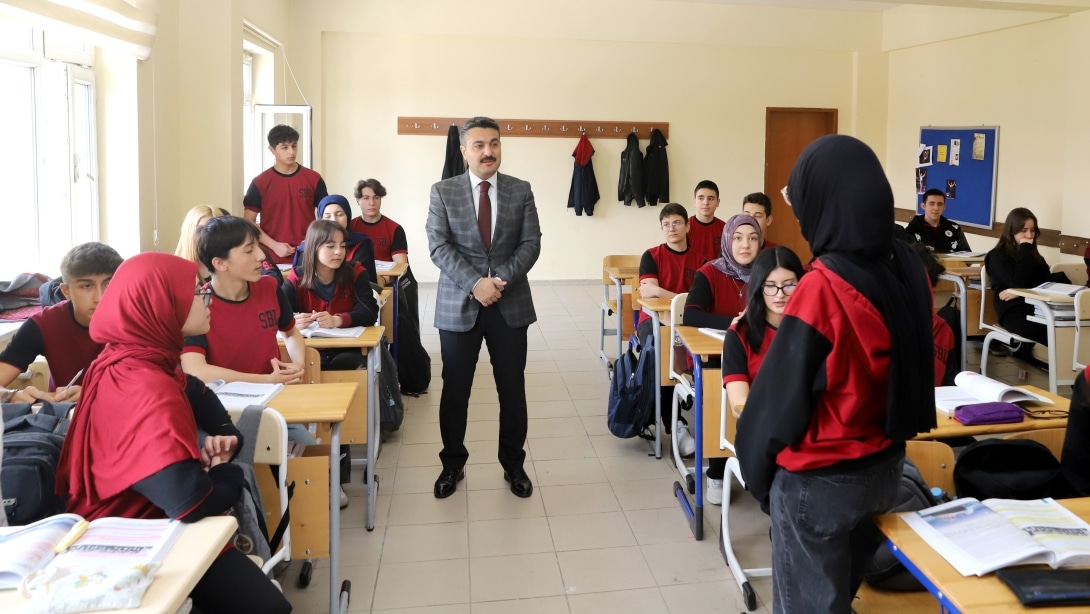 Sivas Milli Eğitim Müdürü Erdoğan'dan Öğrencilere Ziyaret