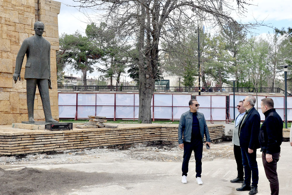 Başkan Uzun, Atatürk Anıtı yenileme çalışmalarını inceledi