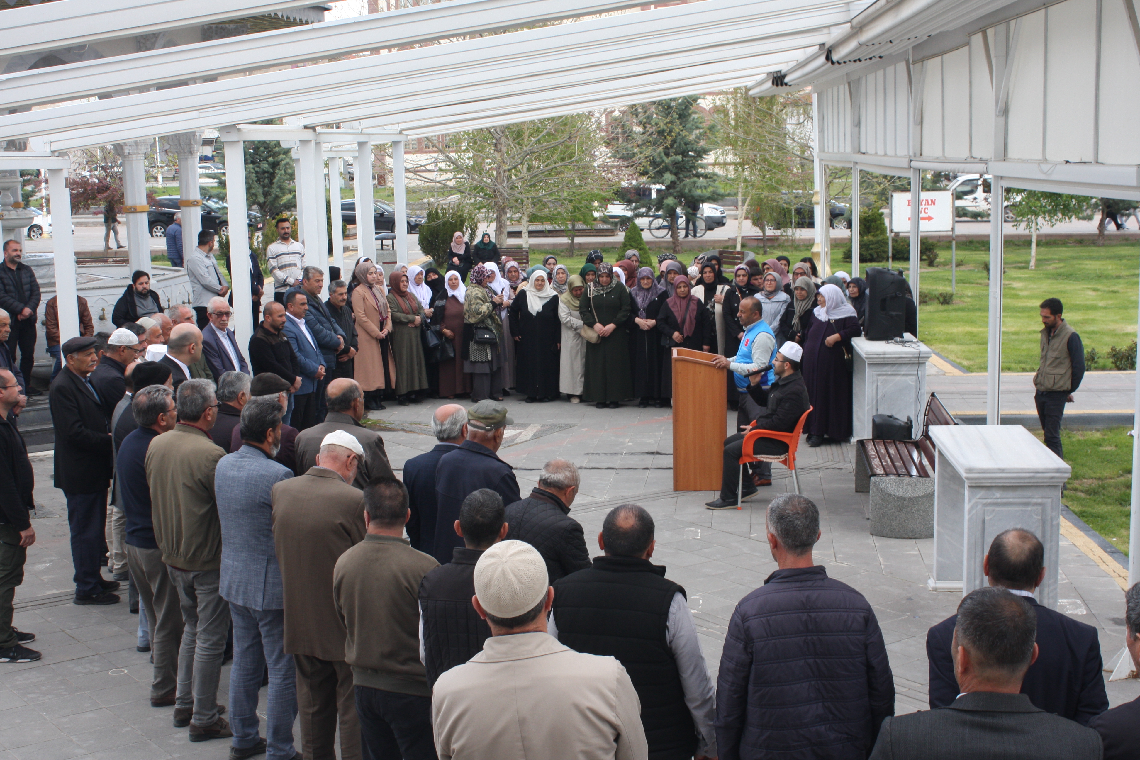 Şarkışla'da Hacı Adayları Kutsal Topraklara Uğurlandı