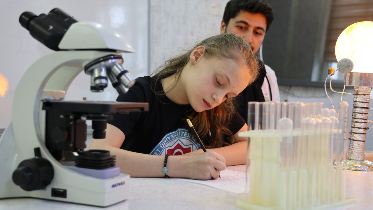 Minik Zeynep'ten Anlamlı Roman, Bakanlık Kabul Etti