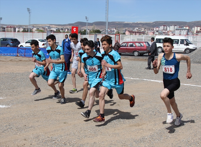 ATLETİZM YARIŞINDA GÖREVLİLERİN SAYISI SPORCULARI GEÇTİ