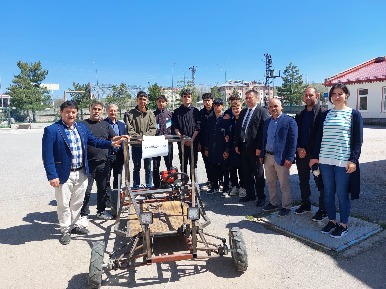 Sivas'ta Lise Öğrencileri Kendi İmkanlarıyla Araba Üretti