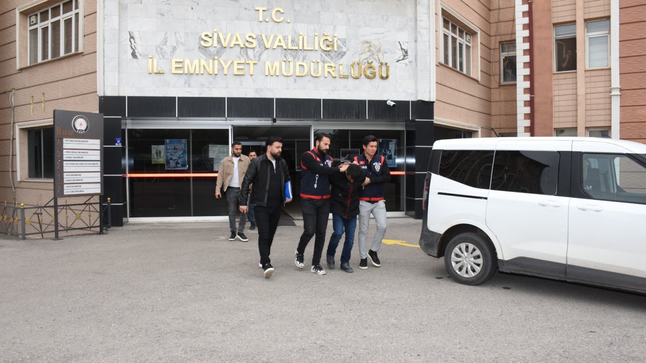 Sivas'ta 2 Kardeşi Boğazını Keserek Öldüren Katil Zanlısı Tutuklandı