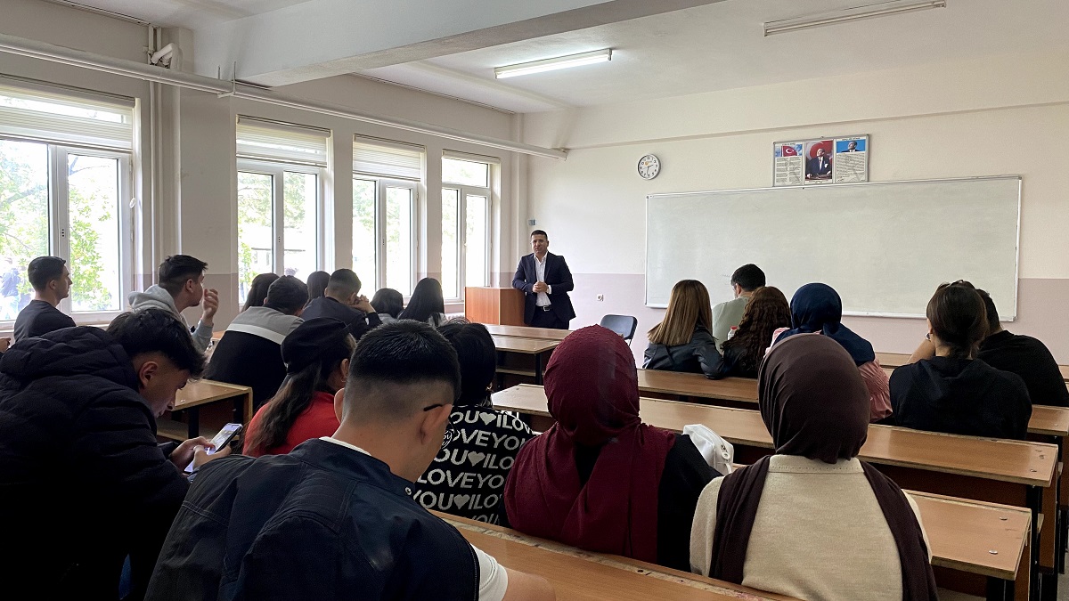 Öğrenciler Sektör Temsilcileriyle Buluştu